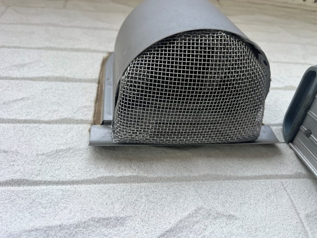 埼玉　コウモリ駆除　換気口侵入防止施工