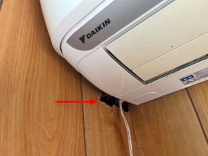 春日部市ネズミ駆除　部屋の壁の穴　施工前