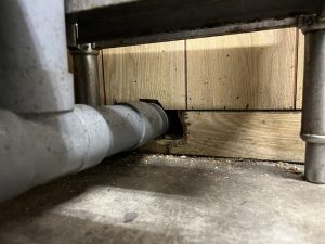 ネズミに穴を開けられた配管周り