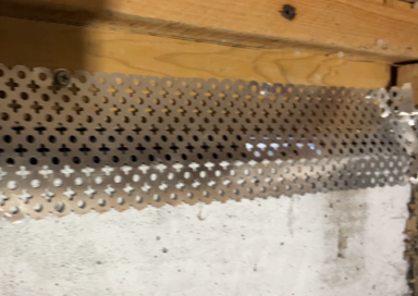 春日部市 ネズミ駆除 防鼠工事 床下からパンチングメタルの取付