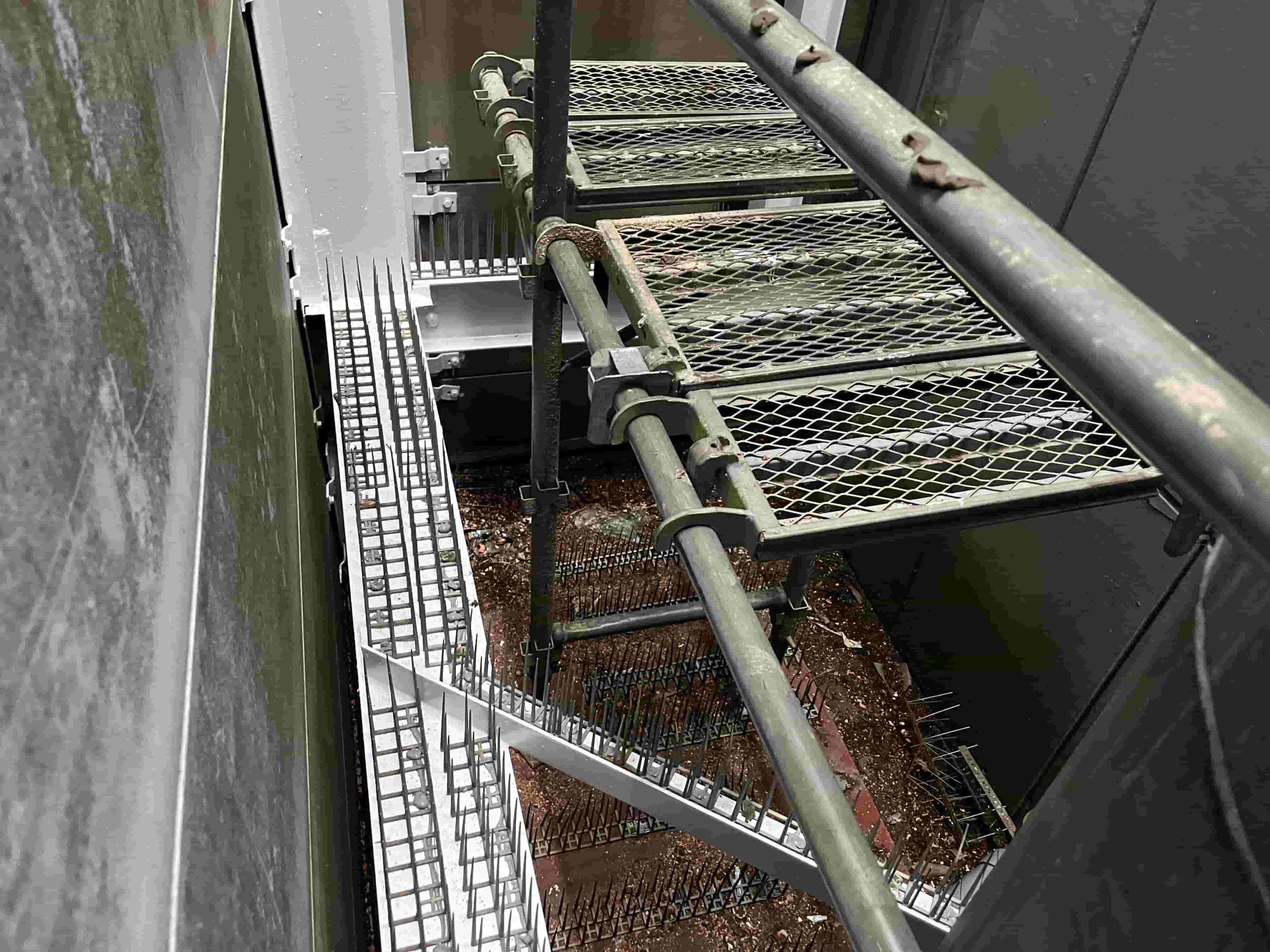 防鳥工事　剣山の取付