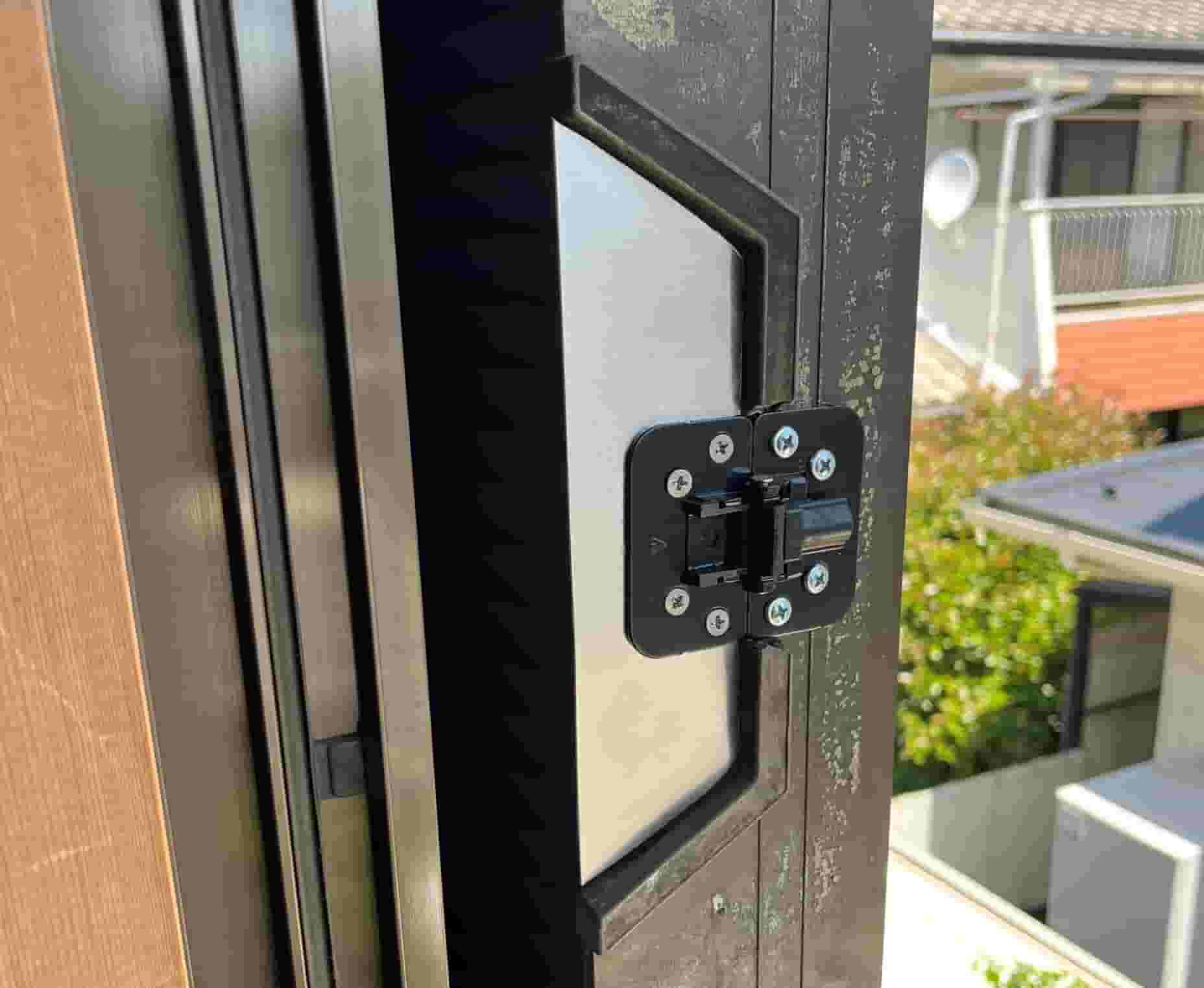 ムクドリ駆除　戸袋の侵入対策