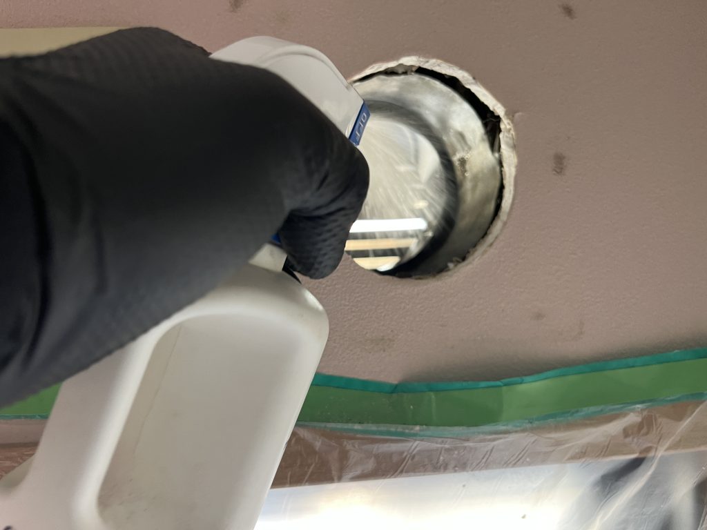 コウモリの巣になってしまった通気口の糞清掃